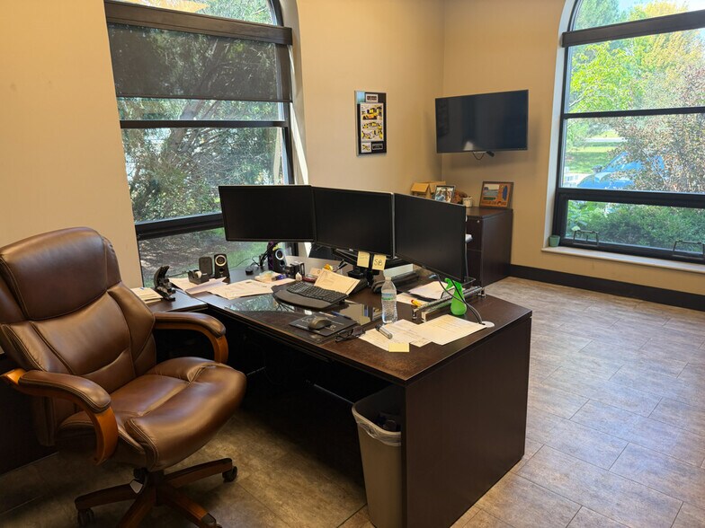 More Photos Of 4901 Prime Pky, McHenry Warehouse For Sale