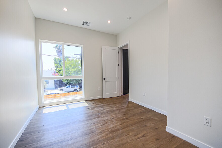 More Photos Of 2129 Aaron St, Los Angeles Apartments For Sale