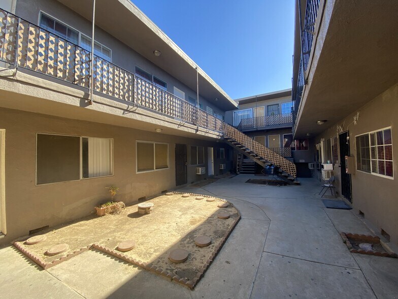More Photos Of 14140 Delano St, Van Nuys Apartments For Sale