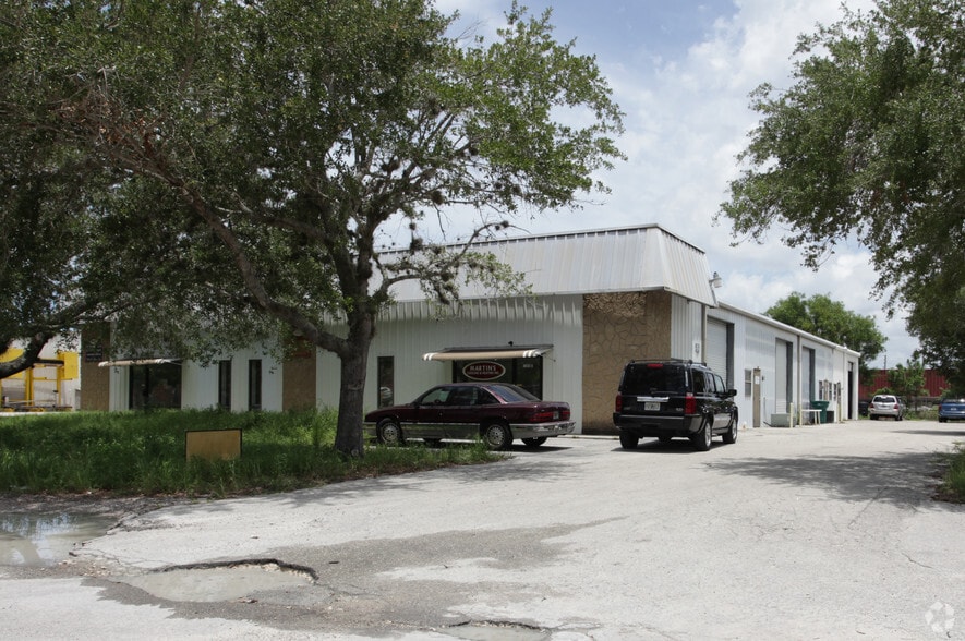 More Photos Of 1101 Sun Century Rd, Naples Warehouse For Lease