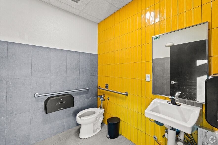 More Photos Of 820 NE Alsbury Blvd, Burleson Carwash For Sale