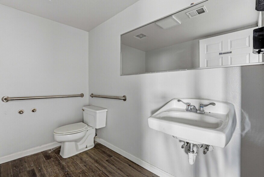 More Photos Of 201 Vinton Rd, Anthony Freestanding For Lease