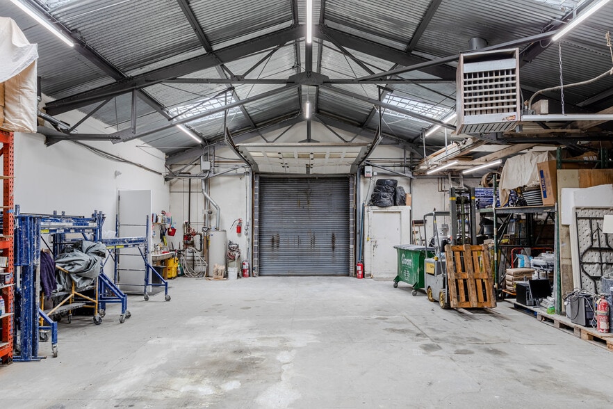 More Photos Of 234 Russell St, Brooklyn Showroom For Lease