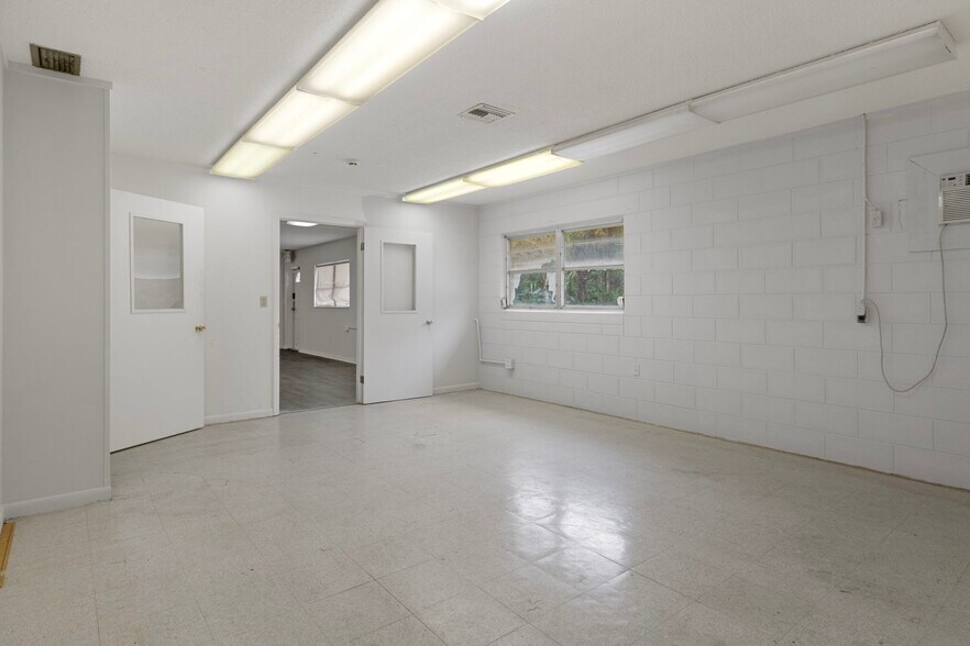 More Photos Of 377 Highway 40 W, Inglis Flex For Lease