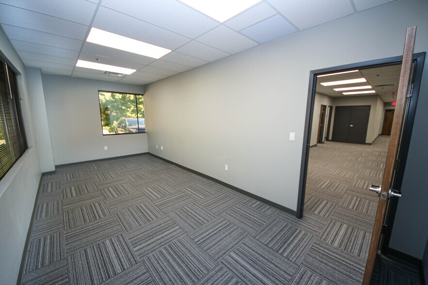 More Photos Of 825 Northgate Blvd, New Albany Office For Lease