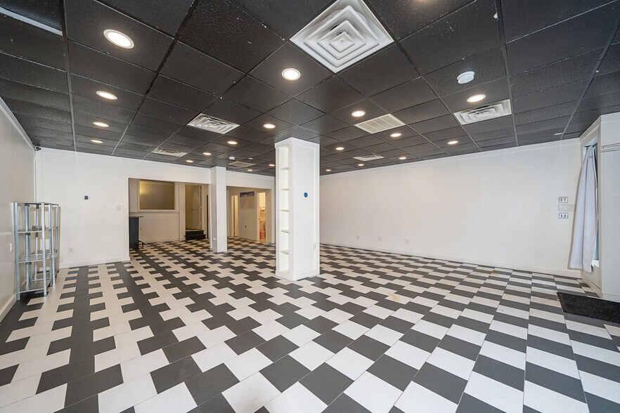More Photos Of 860 Bergen Ave, Jersey City Storefront Retail Residential For Lease
