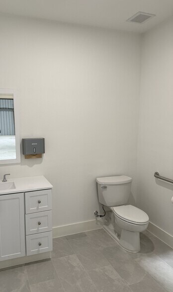 More Photos Of 1515 Lakeville Dr, Kingwood Warehouse For Lease