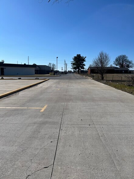 More Photos Of 2927 S Campbell Ave, Springfield General Retail For Sale