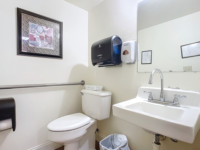More Photos Of 405 Downing St, New Smyrna Beach Medical For Sale