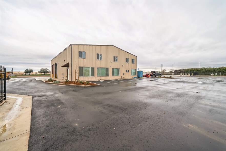 More Photos Of 2330 E Kaviland Ave, Fresno Light Manufacturing For Sale