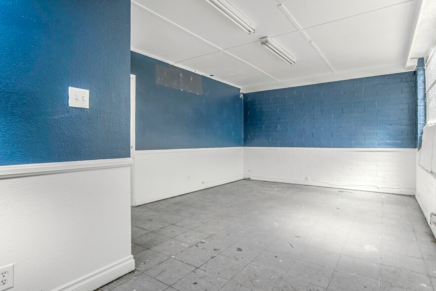 More Photos Of 14117-14123 Bessemer St, Van Nuys Warehouse For Lease