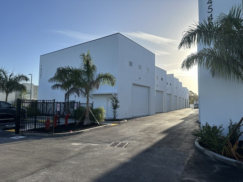 More Photos Of 15547 Global Pkwy., Fort Myers Self Storage For Sale