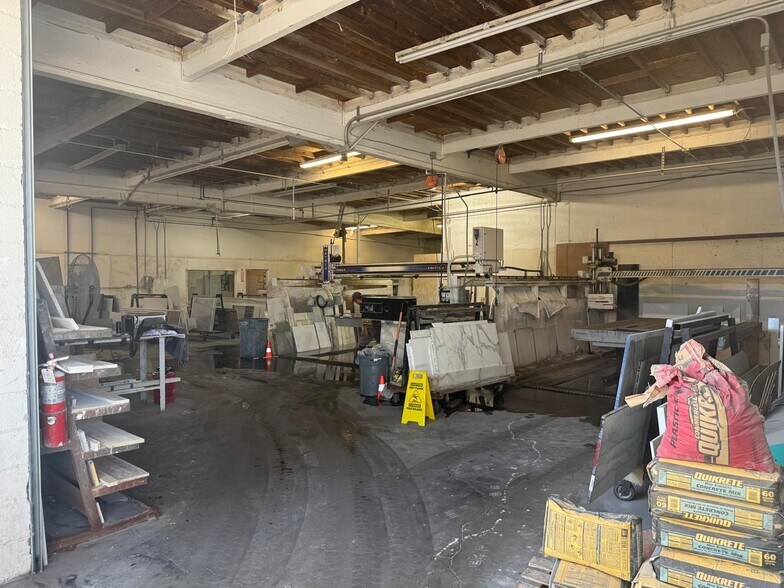 More Photos Of 909 E Arlee Pl, Anaheim Warehouse For Lease