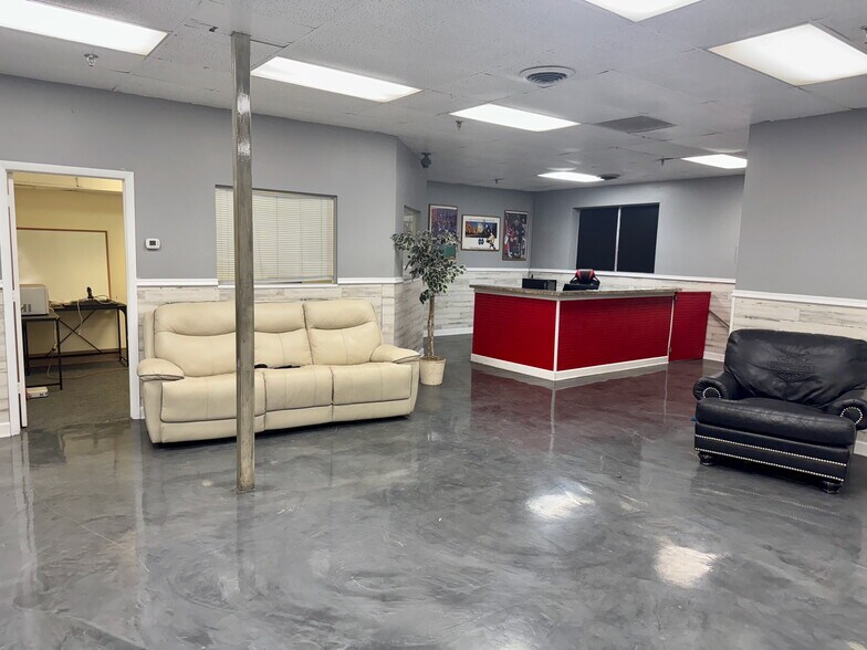 More Photos Of 13755 U.S. Highway 19 N, Clearwater Warehouse For Lease