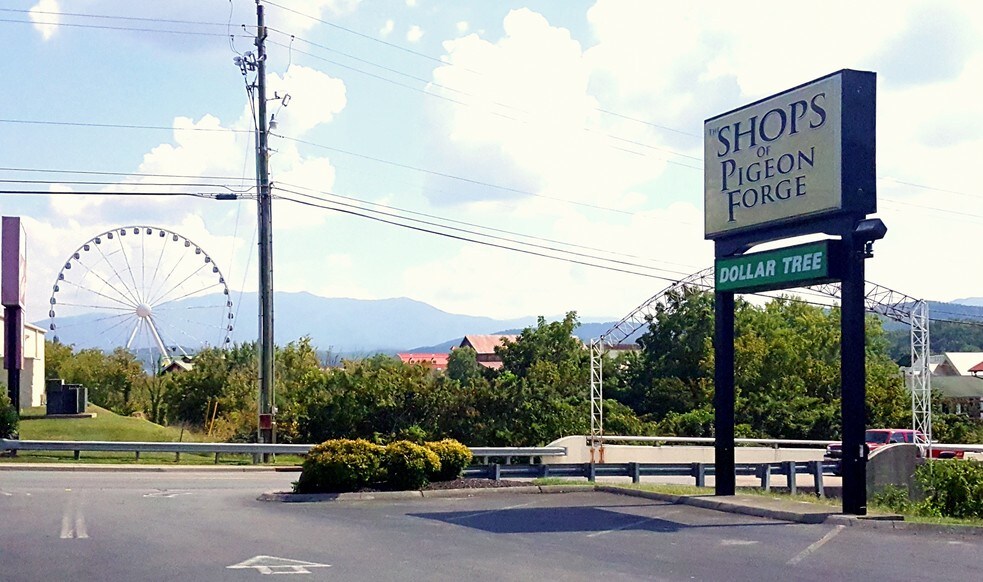 More Photos Of 147-185 E Wears Valley Rd, Pigeon Forge Storefront For Lease