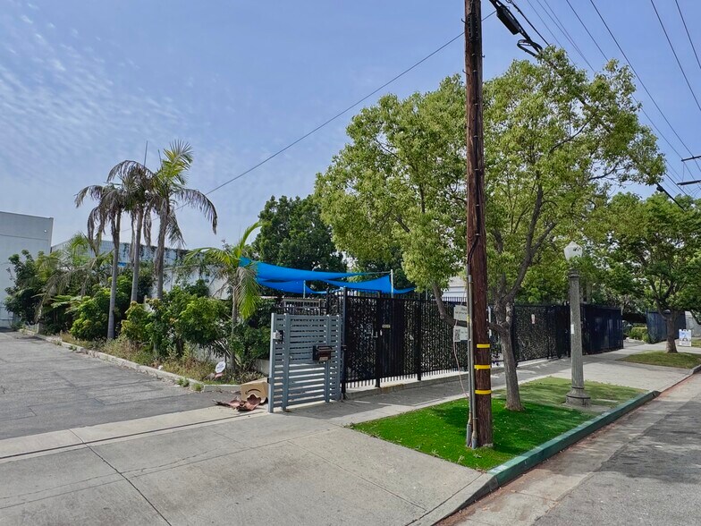 More Photos Of 72 W Bellevue Dr, Pasadena Light Distribution For Sale