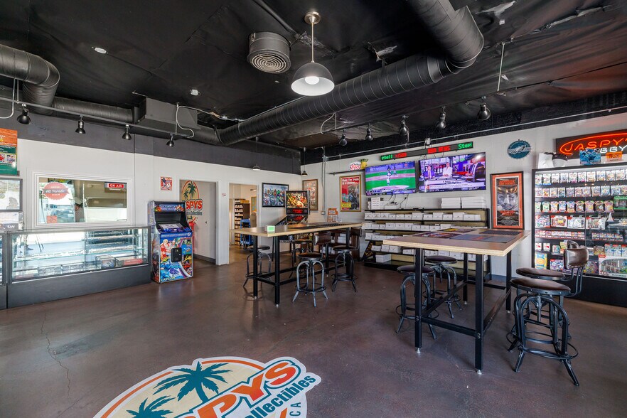 More Photos Of 1402 Pacific Coast Hwy, Hermosa Beach Freestanding For Lease