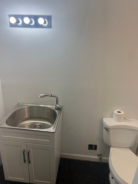 More Photos Of 2012 Last St, Statham Warehouse For Sale