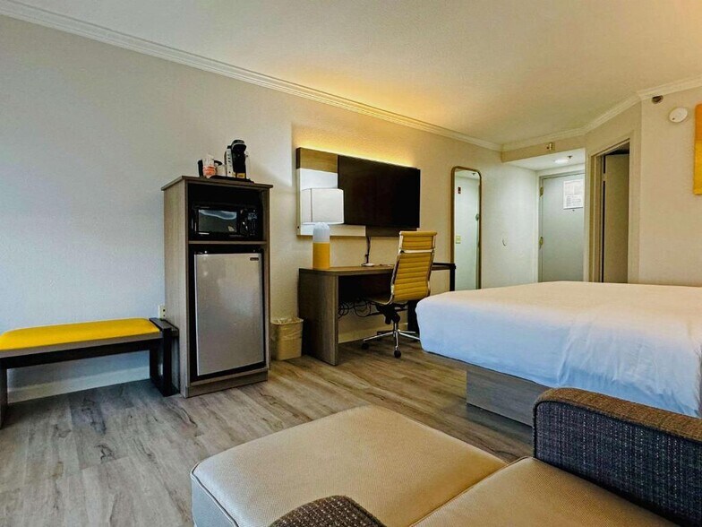 More Photos Of 12323 Katy Fwy, Houston Hotel For Sale