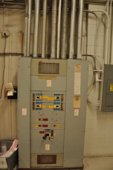 More Photos Of 917 Commerce Cir, Hanahan Warehouse For Lease