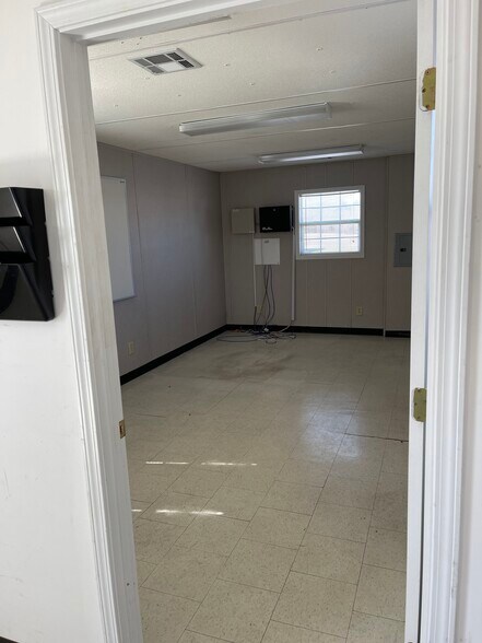 More Photos Of 640 Industrial Rd, Savannah Light Distribution For Lease