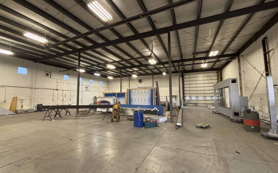 More Photos Of 4940 102 Av SE, Calgary Warehouse For Lease