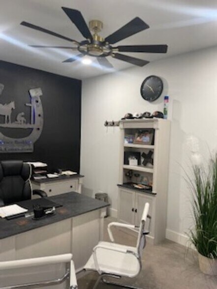 More Photos Of 3241 Franklin Ave, Midland Flex For Lease
