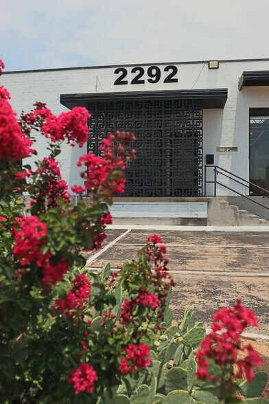 More Photos Of 2292 Vantage St, Dallas Flex For Lease