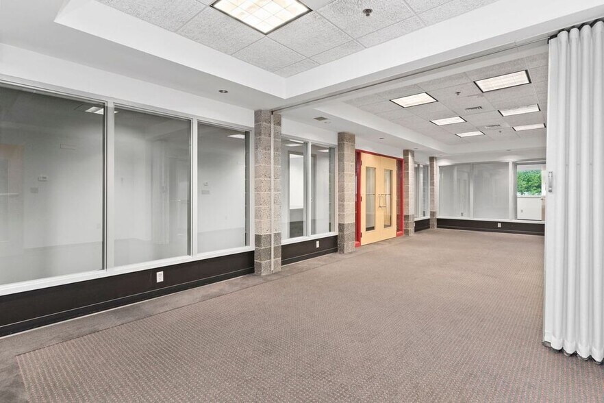 More Photos Of 1514 Commerce Ave, Carlisle Light Distribution For Lease