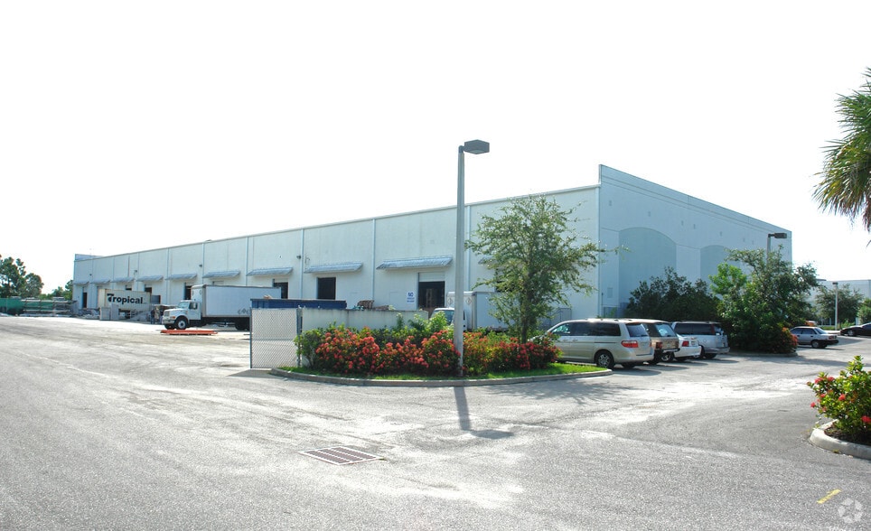 More Photos Of 671-673 NW Enterprise Dr, Port, Port Saint Lucie Manufacturing For Lease