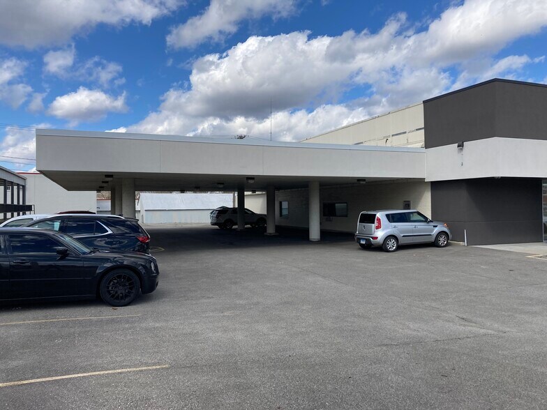 More Photos Of 615 W Jefferson St, Springfield Storefront Retail Office For Lease