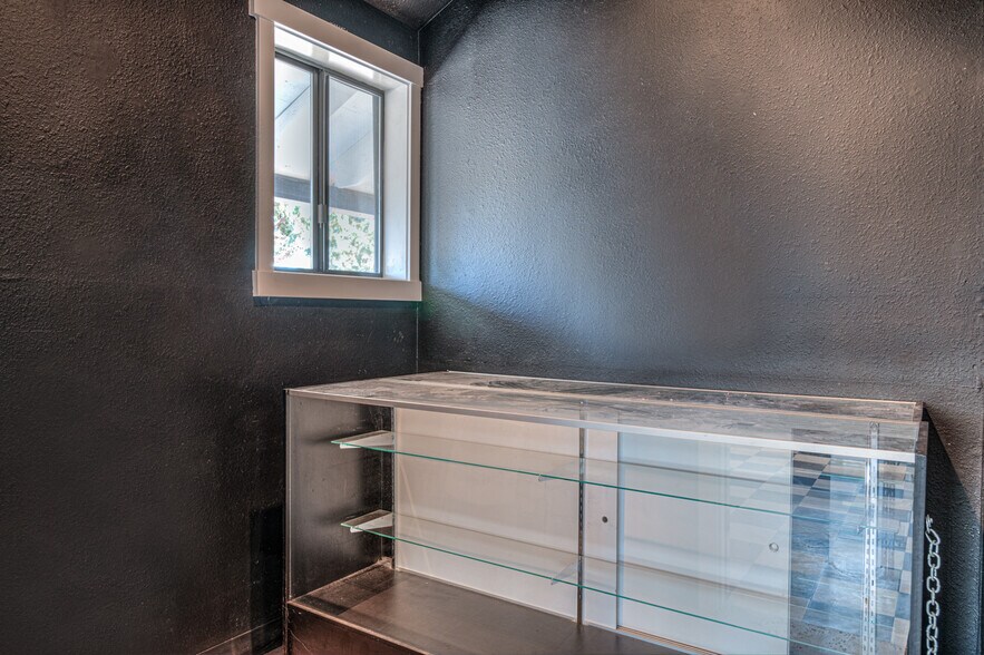More Photos Of 64661 Bruce Ave, Bend General Retail For Sale