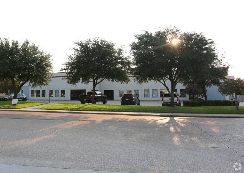 More Photos Of 375 Commerce St, Southlake Warehouse For Lease