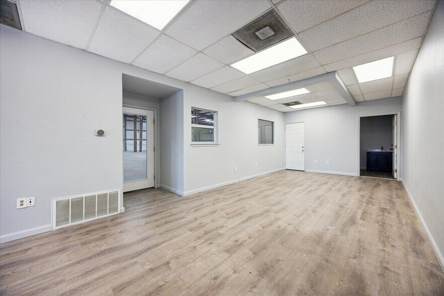 More Photos Of 16806 I-35 S, Buda Showroom For Lease