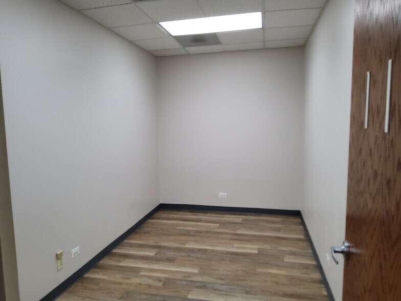 More Photos Of 450 Airport Rd, Elgin Self Storage For Lease