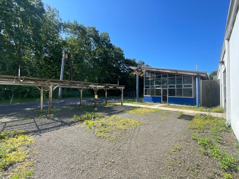 More Photos Of 11 Whitewood Ln, North Branford Garden Center For Sale