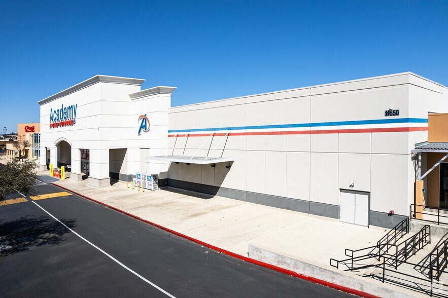 More Photos Of 11650 Bandera Rd, San Antonio Freestanding For Lease