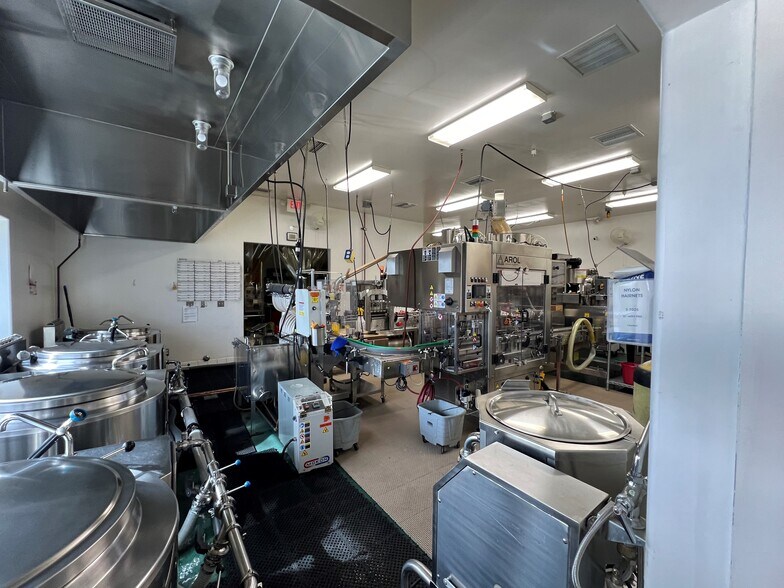 More Photos Of 15911 Arminta St, Van Nuys Manufacturing For Lease
