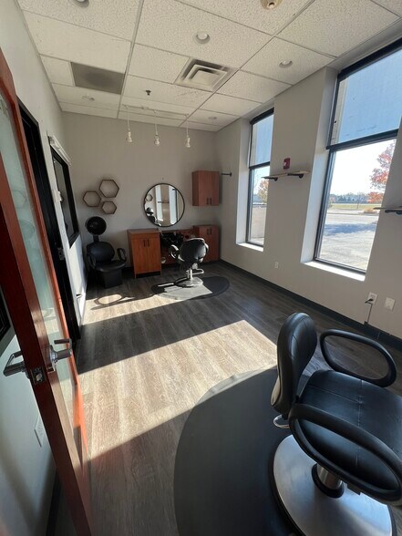 More Photos Of 1029-1033 Kilbery Ln, North Aurora Storefront Retail Office For Lease