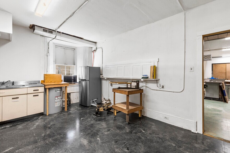 More Photos Of 2460 Mount rd, Aston Township Movie Radio TVStudio For Sale