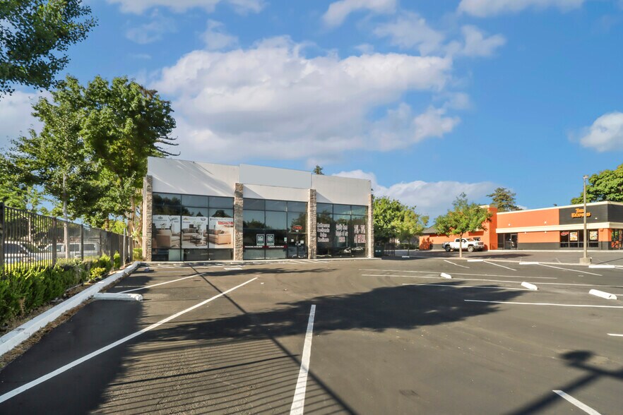 More Photos Of 73 W Court St, Woodland Freestanding For Sale