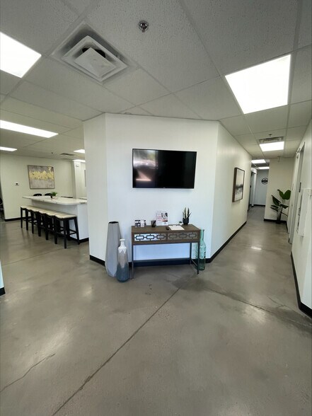 More Photos Of 575 W Chandler Blvd, Chandler Medical For Lease