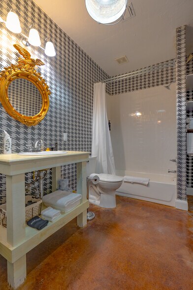 More Photos Of 221 W Main St, Tishomingo Hotel For Sale