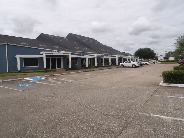 More Photos Of 17300 Saturn Ln, Houston Medical For Lease