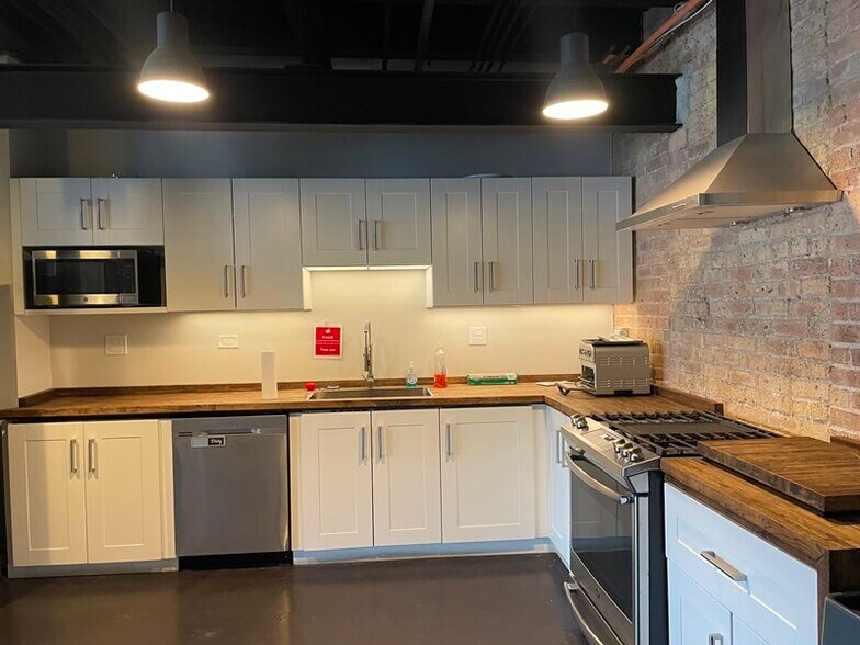 More Photos Of 4646-4660 N Ravenswood Ave, Chicago Office For Sale