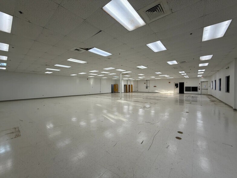 More Photos Of 7565-7575 Commerce Ct, Sarasota Flex For Sale