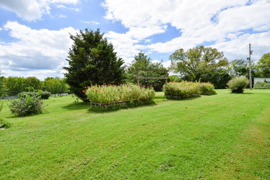 More Photos Of 1201 Old Hopewell Rd, Castalian Springs Showroom For Sale