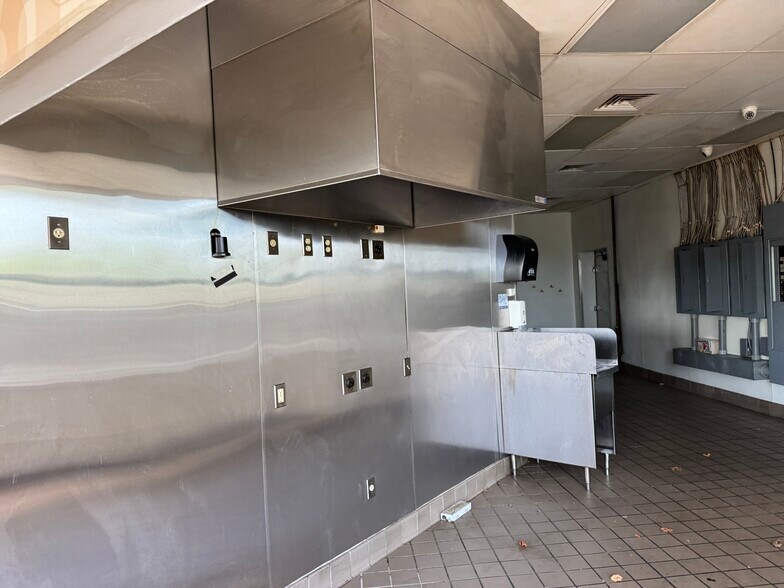 More Photos Of 855 S Broadway, Wind Gap General Retail For Lease