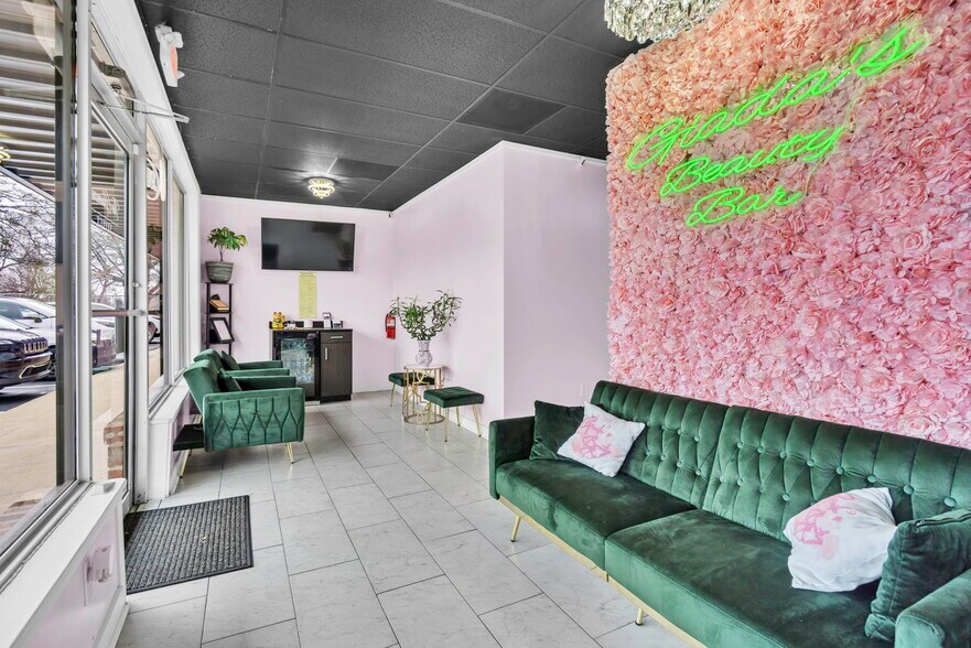 More Photos Of 110 E Butler Rd, Mauldin Storefront For Sale