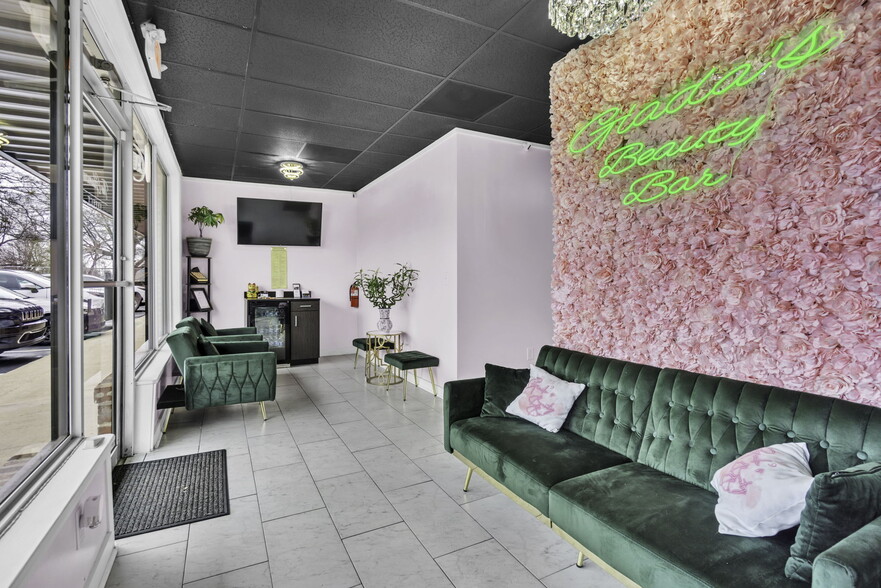 More Photos Of 110 E Butler Rd, Mauldin Storefront For Sale